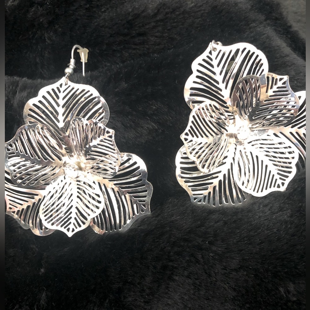 FLORAL SHAPED EARRINGS